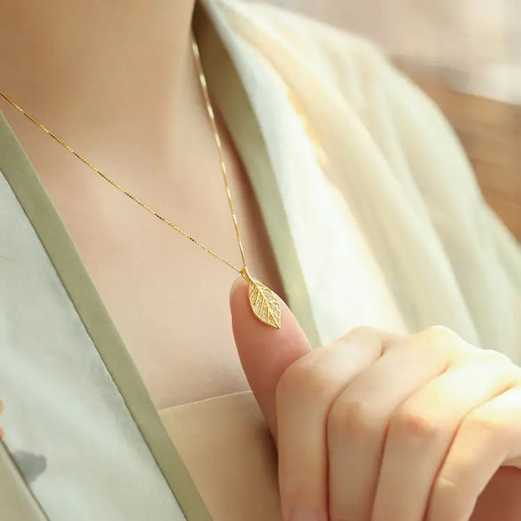 Glammiee Leaf Pendant Necklace
